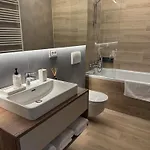Cozy Cityscape Oasis, Stylish & Cozy Apt, Private Parking Apartment