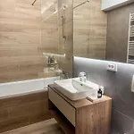 Cozy Cityscape Oasis, Stylish & Cozy Apt, Private Parking *