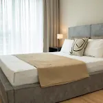 Cozy Cityscape Oasis, Stylish & Cozy Apt, Private Parking Apartment *