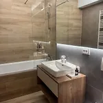 Cozy Cityscape Oasis, Stylish & Cozy Apt, Private Parking Apartment *