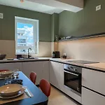 Cozy Cityscape Oasis, Stylish & Cozy Apt, Private Parking