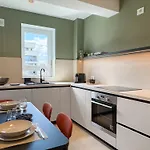 Apartment Cozy Cityscape Oasis, Stylish & Cozy Apt, Private Parking