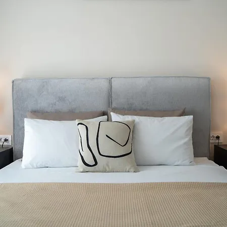 Cityscape Oasis, Stylish & Cozy Apt, Private Parking