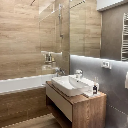 Cozy Cityscape Oasis, Stylish & Cozy Apt, Private Parking *