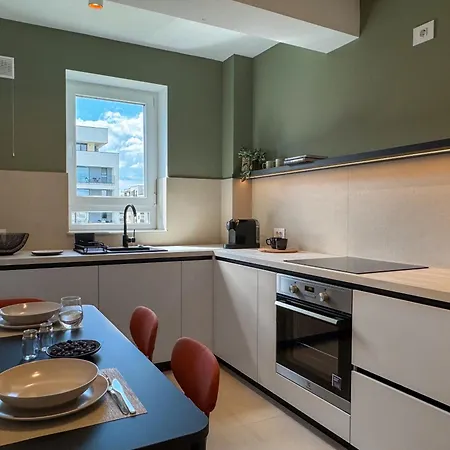 Cityscape Oasis, Stylish & Cozy Apt, Private Parking