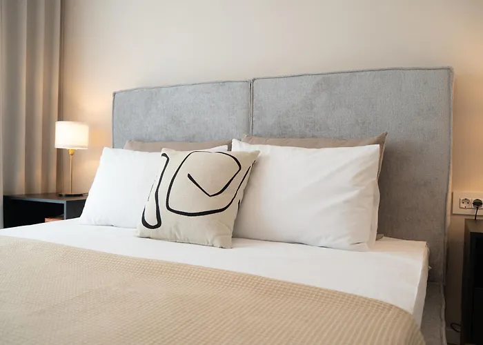 Апартаменты Cozy Cityscape Oasis, Stylish & Cozy Apt, Private Parking Брашов