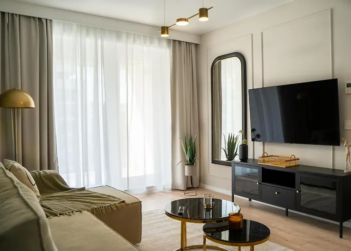 Cozy Cityscape Oasis, Stylish & Cozy Apt, Private Parking Брашов