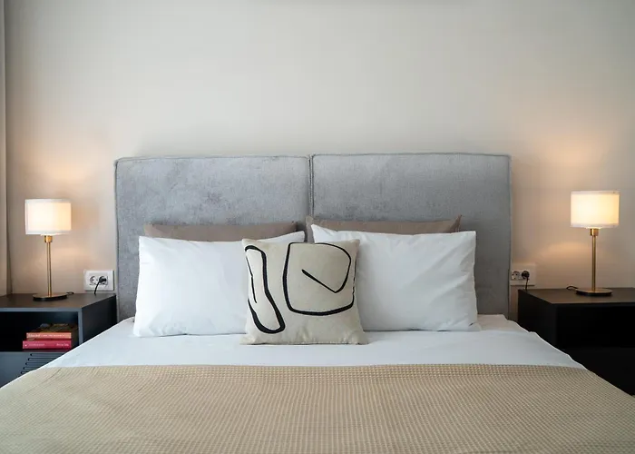 Cozy Cityscape Oasis, Stylish & Cozy Apt, Private Parking