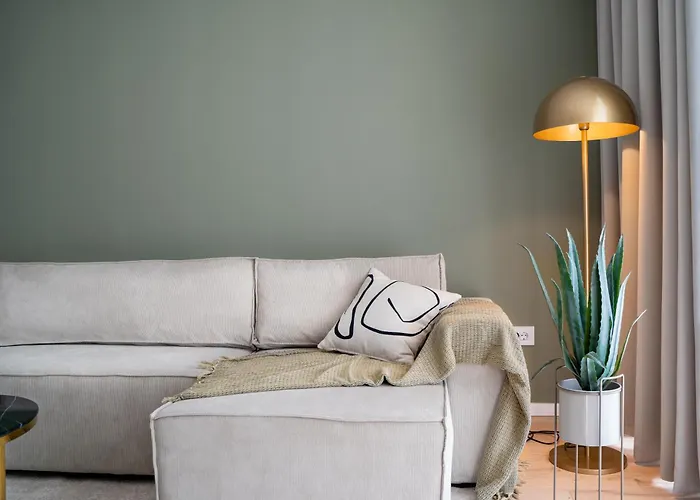 Апартаменты Cozy Cityscape Oasis, Stylish & Cozy Apt, Private Parking Брашов