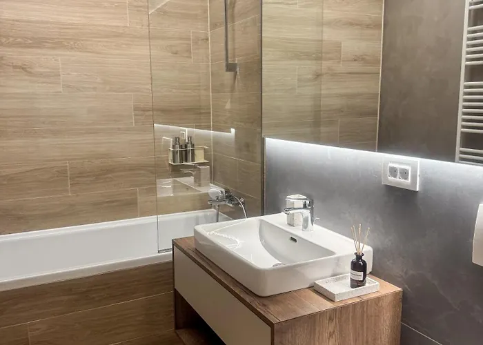 Cozy Cityscape Oasis, Stylish & Cozy Apt, Private Parking *