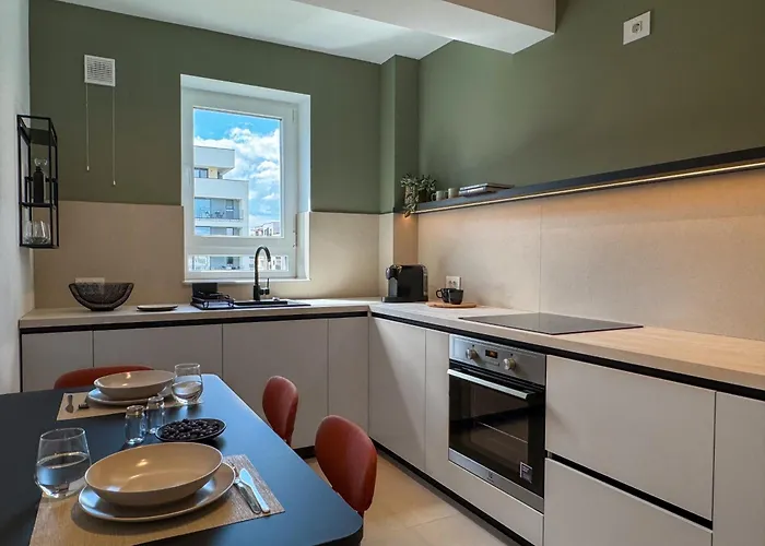 Cozy Cityscape Oasis, Stylish & Cozy Apt, Private Parking