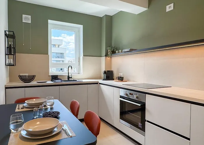 Апартаменты Cozy Cityscape Oasis, Stylish & Cozy Apt, Private Parking